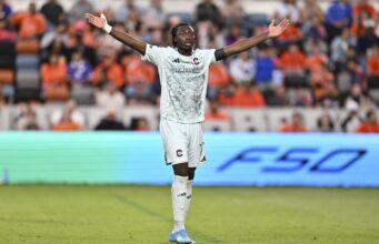 O Rapids assinou com F Darren Yappy um contrato de vários anos.