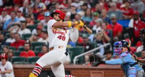A dobradinha de limpeza de bases de Ivan Herrera fez os Cardinals ultrapassarem os Brewers.