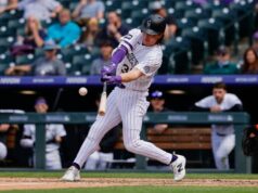 O primeiro grand slam da carreira de Jack McCarthy sela o retorno dos Rockies sobre o Mets.