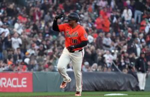 Rafael Devers lança os Piratas.