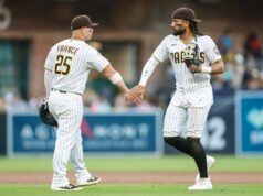 Fernando Tates Jr., Padres procuram garantir a separação dos Cardinals