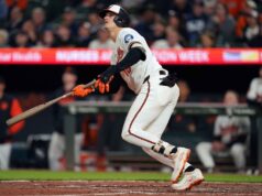 Impulsionados pelo heroísmo no final do jogo, os Orioles atiraram para prolongar a derrapagem dos Yankees.