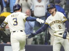 Os Brewers usam grandes entradas para vencer os Padres, vencendo sua quinta consecutiva.