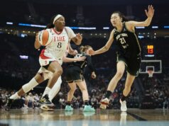 A cesta de Sarah Ashlee Barker na campainha dá ao Fire sua primeira vitória na WNBA.