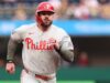 Kyle Schwarber, do Phillies, retorna à escalação contra os Guardians