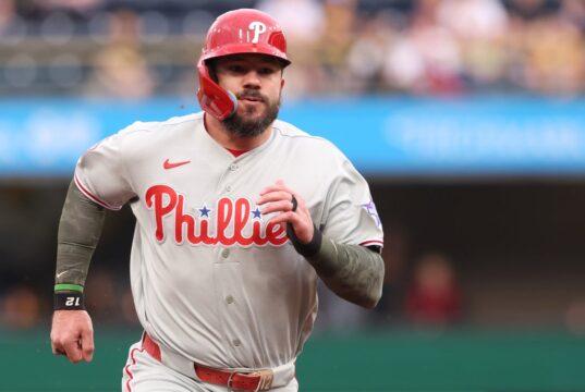 Kyle Schwarber, do Phillies, retorna à escalação contra os Guardians