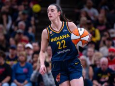 A guarda febril Caitlin Clark (atrás) sai contra Fire