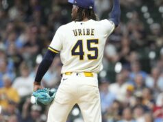 Abner Uribe, dos Brewers, suspendeu 1 jogo por conduta imprópria.