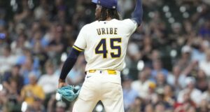 Abner Uribe, dos Brewers, suspendeu 1 jogo por conduta imprópria.