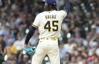 Abner Uribe, dos Brewers, suspendeu 1 jogo por conduta imprópria.