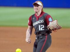 UCLA acertou 4 homers para vencer o Arkansas no WCWS.