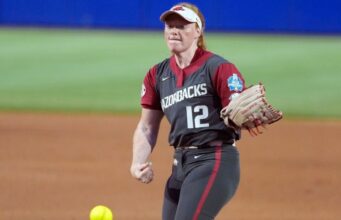UCLA acertou 4 homers para vencer o Arkansas no WCWS.