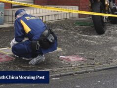 Um homem que atacou adolescentes com um martelo em Tóquio foi preso após uma caçada humana.