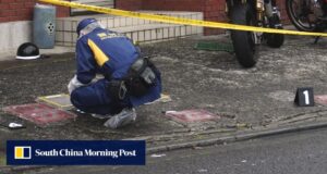 Um homem que atacou adolescentes com um martelo em Tóquio foi preso após uma caçada humana.