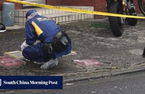 Um homem que atacou adolescentes com um martelo em Tóquio foi preso após uma caçada humana.