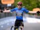 Jonas Vingegaard compete no contra-relógio Giro d’Italia com um skinsuit azul Castelli desenhado para Remco Evenepoel.