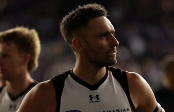 Enquanto Luke Jackson, Caleb Serong e os Fremantle Dockers aproveitam a noite contra Jack Gunston e os Hollywood Hawthorn Hawks de Sam Mitchell e Nick Watson