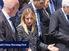A primeira-ministra italiana, Giorgia Meloni, encontra-se com as vítimas do acidente de carro em Modena.