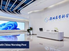 O renomado biólogo Su Xianzong retorna à China depois de ser preso em seu laboratório nos EUA.