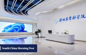 O renomado biólogo Su Xianzong retorna à China depois de ser preso em seu laboratório nos EUA.