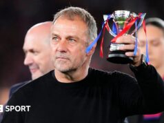 Barcelona: O técnico Hansi Flick concordou com uma extensão de contrato de um ano até 2028.