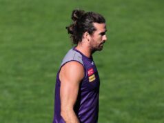 Os defensores de Wallaup (Fremantle Dockers), Hugh Davies, Oscar McDonald e Josh Draper pressionam para substituir Alex Pearce