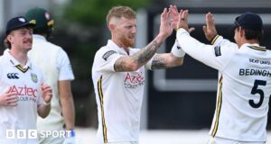 Ben Stokes acertou oito bolas no retorno de Durham a Worcestershire.