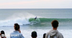 Fotógrafo da World Surf League é mordido por criatura marinha