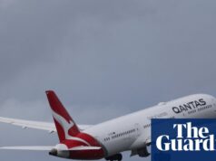 Passageiro detido e banido da Qantas após supostamente morder comissária de bordo em voo da Austrália para os EUA | Qantas