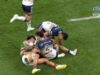 O estreante cai lesionado nos segundos finais