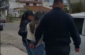 Transferência de falso médico para Sants Peña sob custódia policial