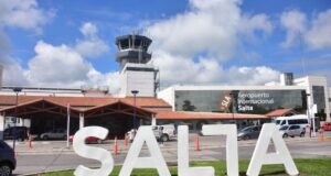 Eles encontram as duas meninas desaparecidas no aeroporto de Salta