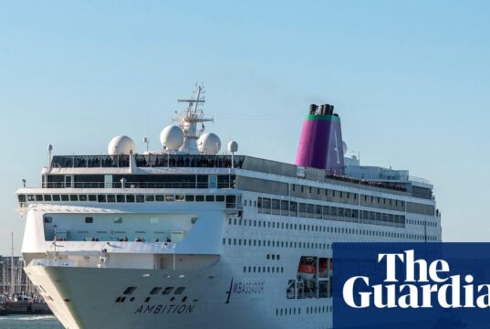 França prende mais de 1.700 pessoas em navio de cruzeiro após suspeita de surto de norovírus | França