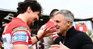 St Helens: Jake Davies assina novo contrato de dois anos com o clube da Super League.