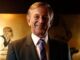 O querido locutor esportivo Dennis Cometti será homenageado em um serviço memorial estadual na segunda-feira
