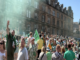 A polícia jogou garrafas nos torcedores do Celtic que comemoravam o título da Premiership da Escócia.