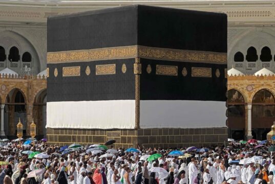 Apesar da guerra, a peregrinação do Hajj a Meca atrai mais visitantes do que em 2025