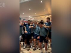 Jogadores do Arsenal reagem ao se tornarem campeões da Premier League