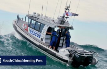Dois voluntários de resgate marinho mortos após o naufrágio de um barco na costa de Nova Gales do Sul, Austrália