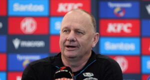 Ken Hinkley apontou John Longmire como um potencial treinador do Carlton Blues, e Craig McRae apoiou Hayden Skipworth.