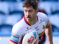 Adam Clune: Capitão do Huddersfield Giants afastado por quatro meses.