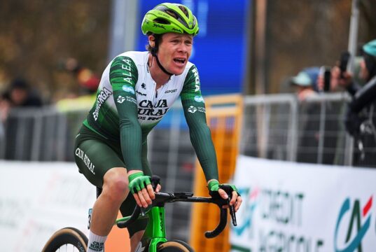 Tour de Türkiye: Sebastian Berwick sela o título geral com Tom Crabbe triplicando sua contagem ao subir a colina na etapa final.