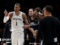 Victor Wimbanyama é expulso por uma falta flagrante na derrota do San Antonio Spurs para o Minnesota Timberwolves.