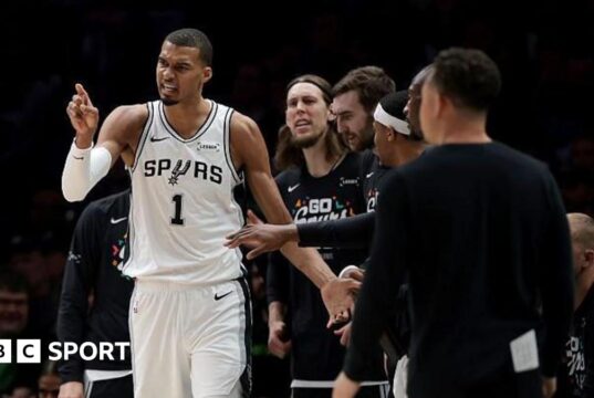 Victor Wimbanyama é expulso por uma falta flagrante na derrota do San Antonio Spurs para o Minnesota Timberwolves.