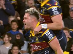 Tangitau destruiu a defesa dos Waratahs