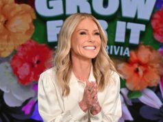 Joaquin, filho de Kelly Ripa e Mark Consuelos, come McDonald’s no Dia das Mães