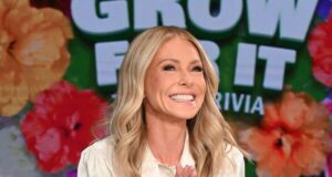 Joaquin, filho de Kelly Ripa e Mark Consuelos, come McDonald’s no Dia das Mães