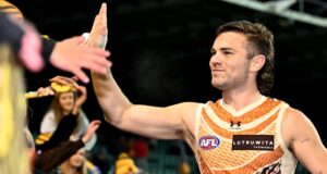 O técnico do Hawthorn Hawks, Sam Mitchell, retornou à equipe médica de seu time após a concussão de Nick ‘The Wizard’ Watson contra o Adelaide Crows em Launceston, Tasmânia.