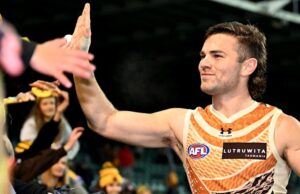 O técnico do Hawthorn Hawks, Sam Mitchell, retornou à equipe médica de seu time após a concussão de Nick ‘The Wizard’ Watson contra o Adelaide Crows em Launceston, Tasmânia.