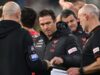 A ex-lenda do Essendon, Matthew Lloyd, diz que os Bombers são o pior time da AFL enquanto a pressão aumenta sobre o técnico Brad Scott.